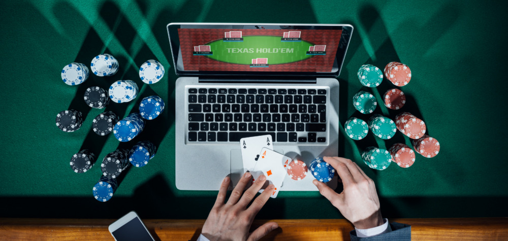 Online and offline poker: comparison