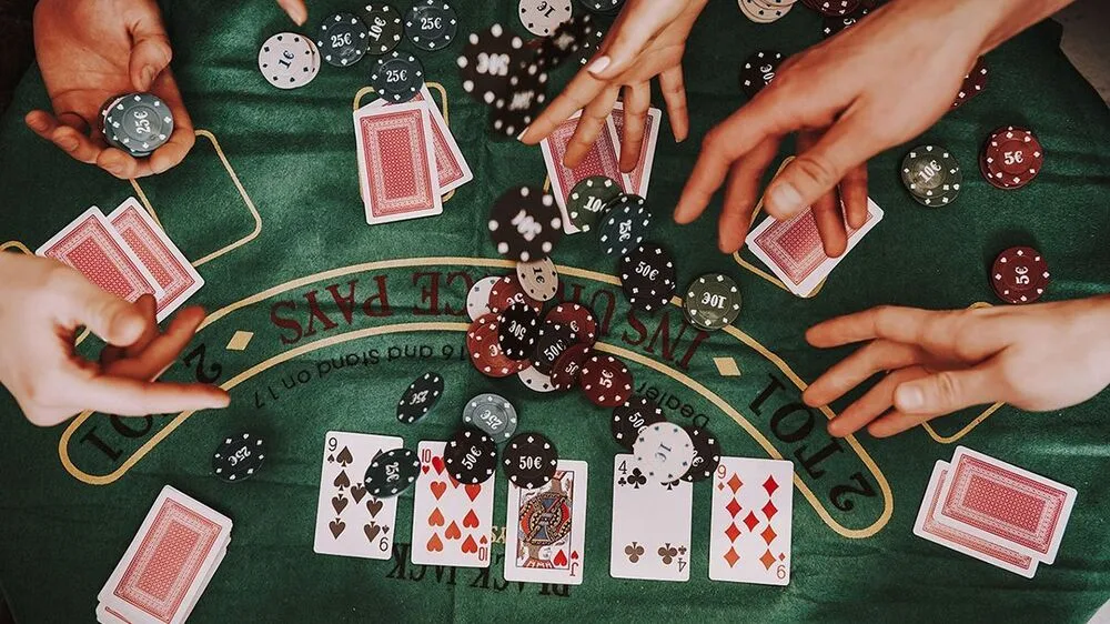 domínio de jogar pares médios no pôquer